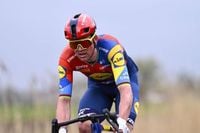 Giro d'Italia 2025, Pedersen subito in maglia rosa. Vittoria nella prima tappa