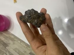 Köyde doğa yürüyüşü yaparken bir tane taş buldum ve bunun ne olduğunu merak ediyorum bu taşın ne olduğu hakkında bilgi verirseniz sevinirim?