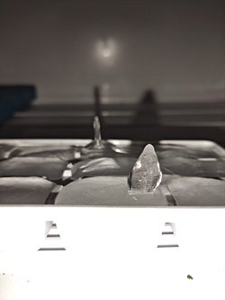 Buzluğa her su koyduğumda görseldeki gibi yukarı doğru buz dikmeleri oluşuyor ilginç şekillerde sebebi ne? Neden ince uzun yukarı doğru?