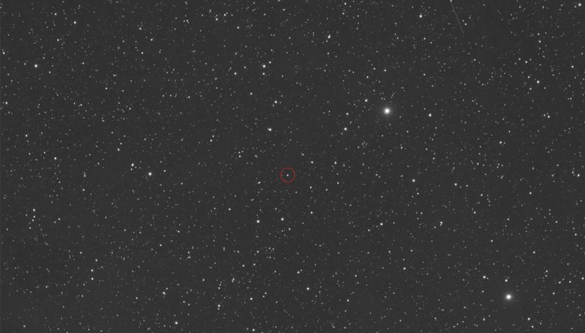 T CrB'nin bulunduğu bölgeye yakın bir bakış. 4 Mayıs 2024'te Redcat 51 ile çekildi. T CrB, fotoğrafın ortasında yer almakta ve kırmızı daire ile gösterilmektedir. Yine ortaya yakın bulunan Epsilon Coronae Borealis ve sağ alt kısımda yer alan Delta Coronae Borealis yıldızları fotoğrafta parlak şekilde görülmektedir. T CrB nova geçirdiğinde bu iki yıldızdan da daha parlak olacak.