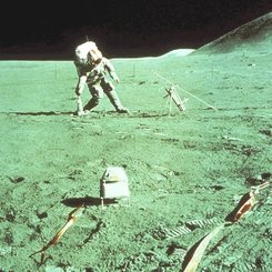 Astronot Ay'da Saha Golü Atıyor