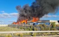 Un incendio en una nave de Güímar obliga a cortar la autopista TF-1 en ambos sentidos