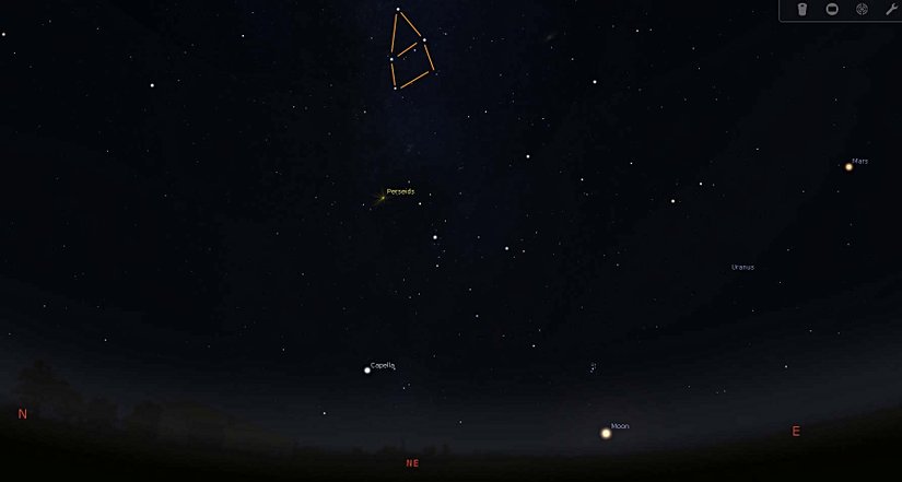 Turuncu ile işaretlediğimiz ev benzeri yapı Cassiopeia takım yıldızının bazı yıldızlarını barındırıyor ve gökyüzüne baktığınızda çok belirgin bir duruşu var, bu sayede doğru yöne baktığınızda kolaylıkla bulabilirsiniz. Perseus (Kahraman) takım yıldızı da bunun hemen altında Perseid'lerin olduğu bölgede, lakin onu gözle tanımak biraz daha zor.