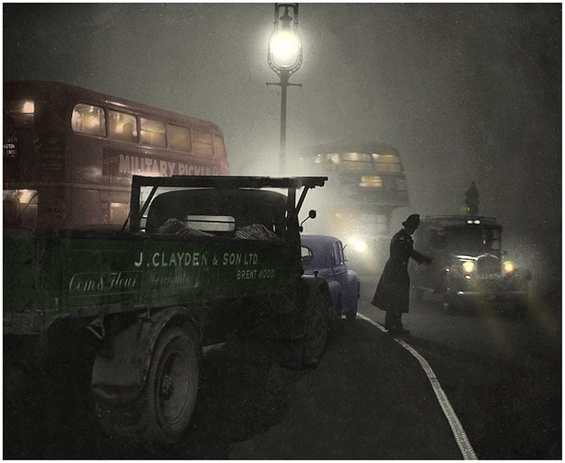 1952 Londra Sisi'nde trafiği kontrol eden bir polis memuru