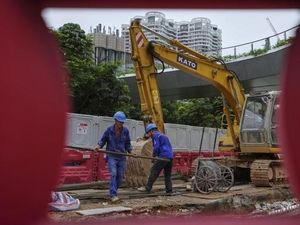 Global Factory Activity Falters Amid Trade Tensions