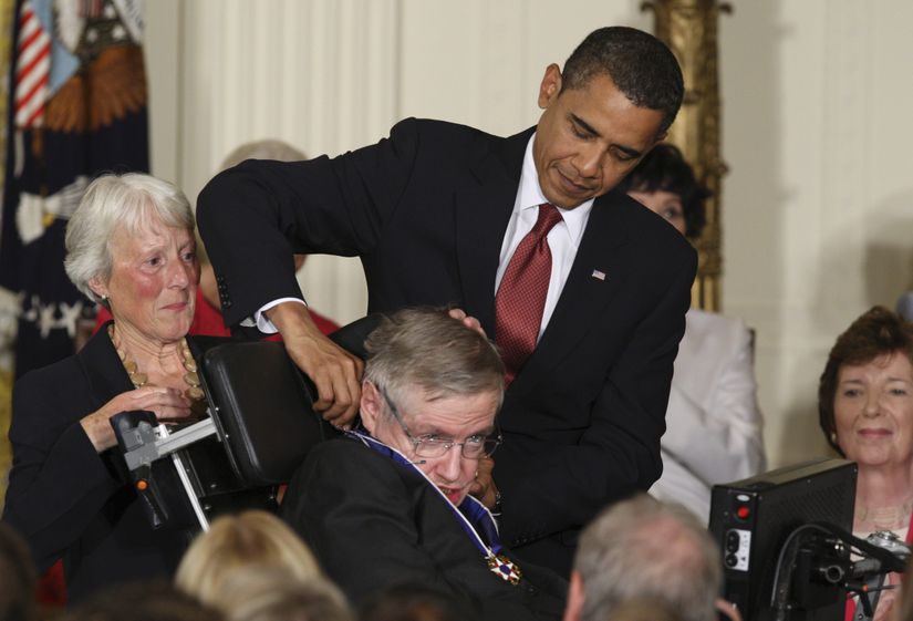 Amerikan eski başkanı Obama, Stephen Hawking'e Özgürlük Madalyası'nı takdim ederken...