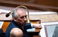 Bayrou dit « non » à la retraite à 62 ans, les syndicats fulminent