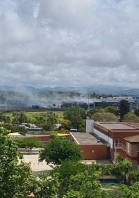 Se levanta el confinamiento en Vilanova i la Geltrú, aunque el incendio en la nave con cloro no se ha extinguido aún