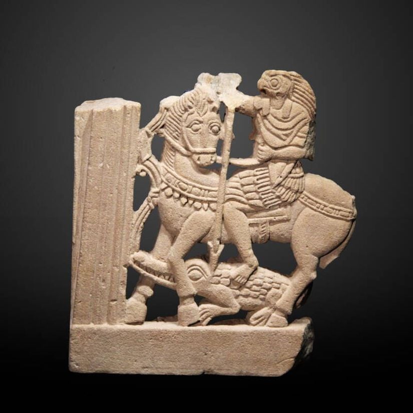 Dördüncü yüzyıldan kalma bu Antik Mısır heykelinde Tanrı Horus, timsah kılığındaki Set'i öldürmektedir. Kurgu, Aziz George efsanesinin tasvirlerine büyük oranda benzemesine karşın Aziz George efsanesinden 800 yıl kadar daha eskidir.