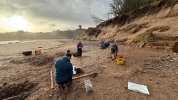 İskoçya Sahilinde Fırtına Sonrası Ortaya Çıkan ve Hızla Kaybolan 2000 Yıllık Ayak İzleri!