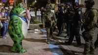 Protest frogs vs. MAGA media influencers: the information war over ICE in Portland and Chicago | CNN Business