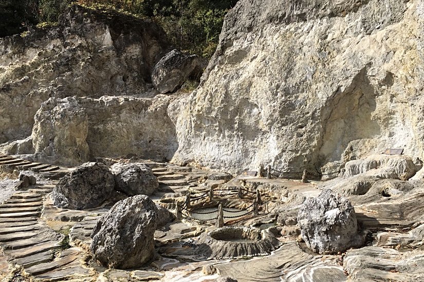 Brockarchaeota örneklerinin bir kısmının toplandığı Çin’deki Tengchong Yunnan sıcak su kaynağı