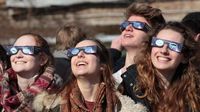 Brille, Lochkamera oder Nudelsieb?: So beobachten Sie die Sonnenfinsternis – ohne sich die Augen zu ruinieren