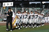 ＜センバツ甲子園＞浦和実ナイン、堂々行進：東京新聞デジタル