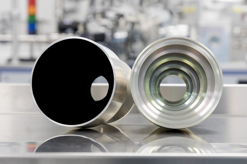 Vantablack S-VIS kaplamalı bir deflektörün kaplamasız bir ünitenin yanında yan yana görünümü.  Baffle Malzemesi: Vantablack S-VIS kaplamadan önce uygulanan MIL-DTL-5541, Tip I, Sınıf III kromat kaplamalı 6061-T6 alüminyum.