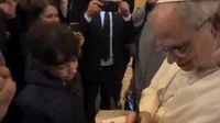 La prima uscita a sorpresa del nuovo Papa Leone XIV. Scherza coi fedeli: «Che giorno è?» | Corriere TV
