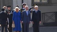 L'arrivo di re Carlo e la regina Camilla al Quirinale, scortati da 32 Corazzieri a cavallo