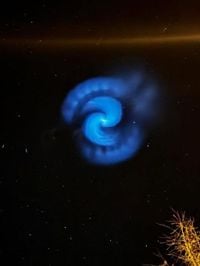 Une spirale lumineuse bleue dans le ciel : quel est ce surprenant phénomène visible lundi soir ?