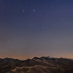  Comet Lovejoy over the Great Wall 