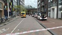 Gewonde (20) bij schietpartij voor middelbare school in Amsterdam-Noord, twee verdachten op de vlucht