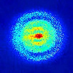 Atomların etrafındaki bulutları kaldırdığımız zaman cisimler birbirinin içinden geçebiliyormuş 4. boyutta böyle bir durum söz konusu olabilir mi?