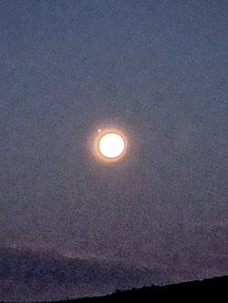 Ay’ın yanındaki parlaklık nedir?