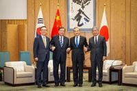 The heads of foreign affairs of South Korea and China met on the 21st for the first time since the D.. - MK