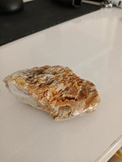 Bu taşın ne olduğunu bilen var mı? Biraz araştırdım ama ne olduğunu bulamadım. (Yan kısmı aşınmış halde, normalde şeffaf bir yapısı var)?