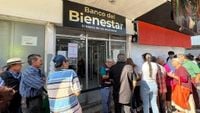 Adultos mayores hacen larga fila en Banco del Bienestar en Jalisco