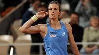 French wild card Loïs Boisson shocks Mirra Andreeva to reach Roland Garros semifinals | Tennis.com