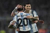 アルゼンチン代表がブラジルにW杯南米予選“ダブル”達成！アルバレス、エンソ弾など4ゴールで本大会出場を祝う | Goal.com 日本