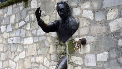 Çoğunlukla Boşluklardan Oluşmamıza Rağmen Neden Bir Duvardan Geçemeyiz?