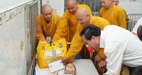 Ủy ban tổ chức Quốc gia Đại lễ Vesak 2025, Bộ trưởng Bộ Dân tộc và Tôn giáo tặng quà đến trẻ em khuyết tật