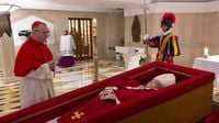 Vatikan zeigt erstes Foto von Papst Franziskus im Sarg