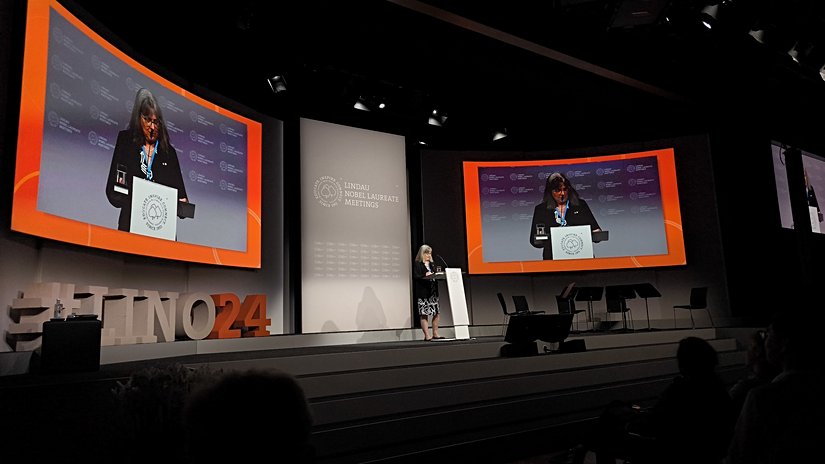 Açılış Konuşması: Nobel Ödüllü (2018) Bilim İnsanı Donna Strickland.   Donna Strickland, 2018 yılında Nobel Fizik Ödülü'nü kazanan Kanadalı bir fizikçidir. Bu ödülü, ultra kısa ve yüksek yoğunluklu lazer darbeleri alanındaki çalışmaları nedeniyle aldı. Strickland ve Fransız bilim insanı Gérard Mourou, "chirped pulse amplification" (CPA) adlı bir yöntem geliştirdi. Bu teknik, lazer ışığının yoğunluğunu artırarak lazer teknolojisinde devrim yarattı ve tıpta, özellikle lazer göz cerrahisinde yaygın olarak kullanılmaya başlandı.    Strickland, Nobel Fizik Ödülü'nü kazanan üçüncü kadın bilim insanı oldu ve bu başarı, kadınların bilimdeki önemli rollerini bir kez daha vurguladı.