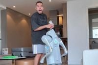 Lucas Rangel surpreende ao passear com cachorro-robô de R$ 40 mil pelas ruas - Roberta Jungmann