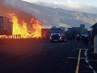 Un incendio en el Polígono Industrial de Güímar obliga a cerrar la autopista TF-1