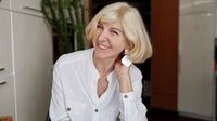 Главные тренды для женщин 55+: основа гардероба-2025 — благородный минимализм