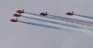 Red Arrows Thrill Britain With Stunning Air Show Journey