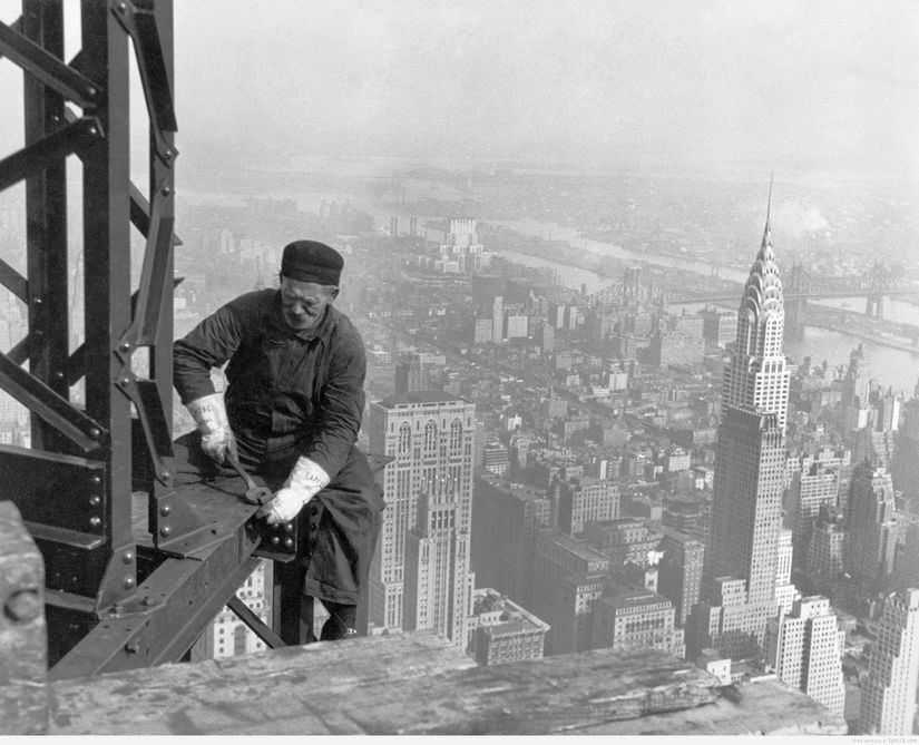 Empire State Binası'nın metal çerçevesi üzerinde çalışan bir işçi