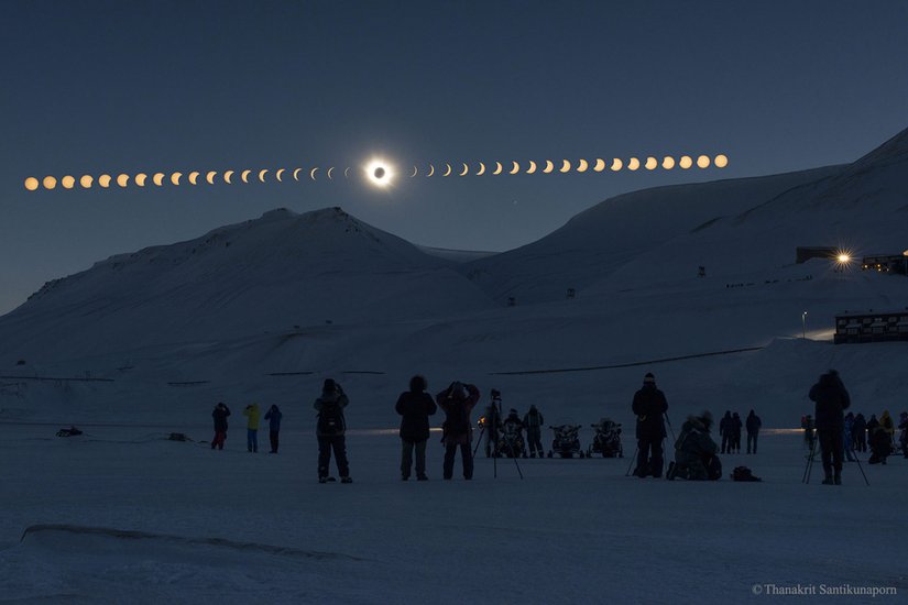 Norveç ada gruplarından biri olan Svalbard'da Mart 2015'te çekilen bu fotoğraf, tam Güneş tutulmasının bütün evrelerini bir arada gösteriyor. Fotoğraf, her 3 dakikada 1 defa çekilen fotoğrafların birleştirilmesinden oluşuyor. Dünya'nın çok kuzey bir enleminde çekildiği için, Güneş tutulması boyunca Güneş'in gökyüzündeki hareketi neredeyse yatay bir hat gibi gözüküyor.