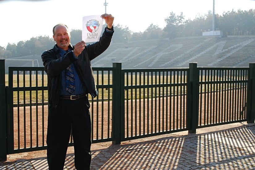 Bir diğer evrim konferansımıza katılan Brown Üniversitesi'nden Prof. Dr. Kenneth Miller, Evrim Ağacı'nın eski logosunu Devrim stadyumu önünde gösteriyor (3 Aralık 2012).