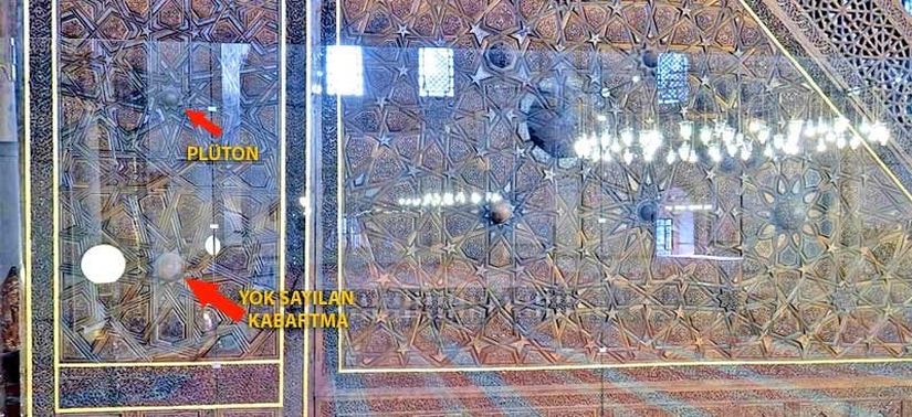 Minberde Güneş Sistemi’nin 9 gezegeni ve Güneş’in sembolize edildiği iddia ediliyor. Ancak, minber üzerinde başka kabartmalar da vardır ve iddiayı ortaya atanlar tarafından görmezden geliniyor.