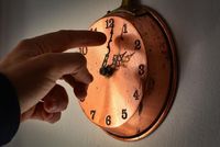 Ora legale 2025: quando spostare le lancette e cosa cambia - Lettera43