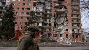 Russian Strikes Kill 20 Civilians Across Ukraine