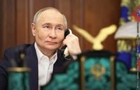 Путин подтвердил Трампу приверженность мирному урегулированию по Украине