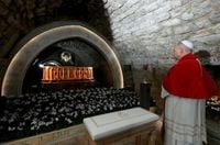 Pope Leo prays at tomb of Saint Charbel Makhlouf - Vatican News