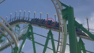 Man Climbs Out Of Rollercoaster After Safety Bar Fails