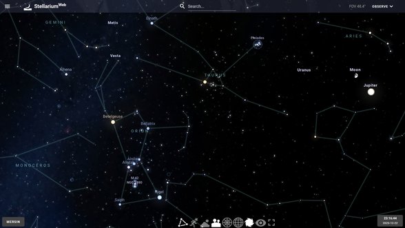Stellarium Web'ten bir görüntü. Sitenin alt kısmından istediğiniz ayarları (örneğin takımyıldızları veya derin uzay nesnelerini göster / gösterme gibi) yapabilirsiniz. Sol alt kısımdan konumunuzu, sağ alt kısımdan ise tarih ve saati ayarlayabilirsiniz.