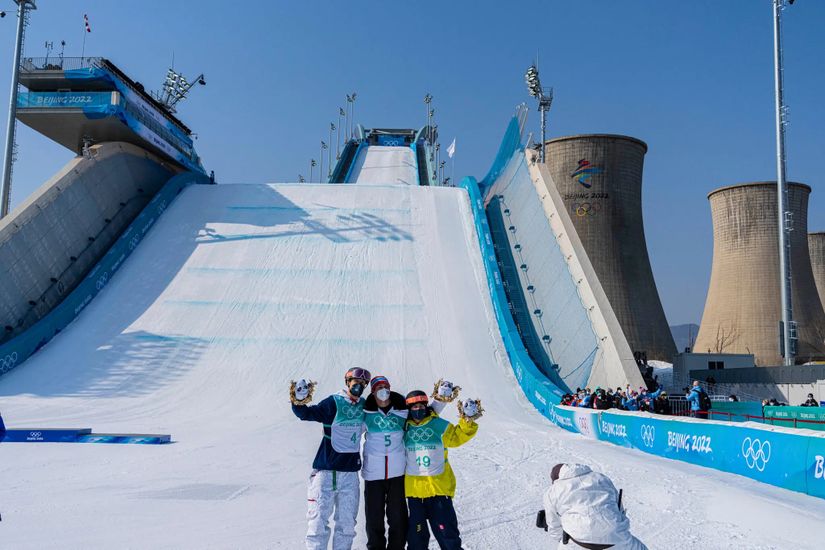 Norveç kuzey disiplininde ün salmış olmasına rağmen Birk Ruud (orta) Big Air'in serbest stil kayakçılık yarışmasında altın medal kazandı.